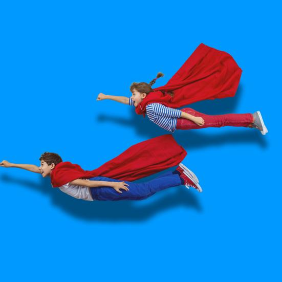 To børn i superheltekostumer flyver på en blå baggrund. 