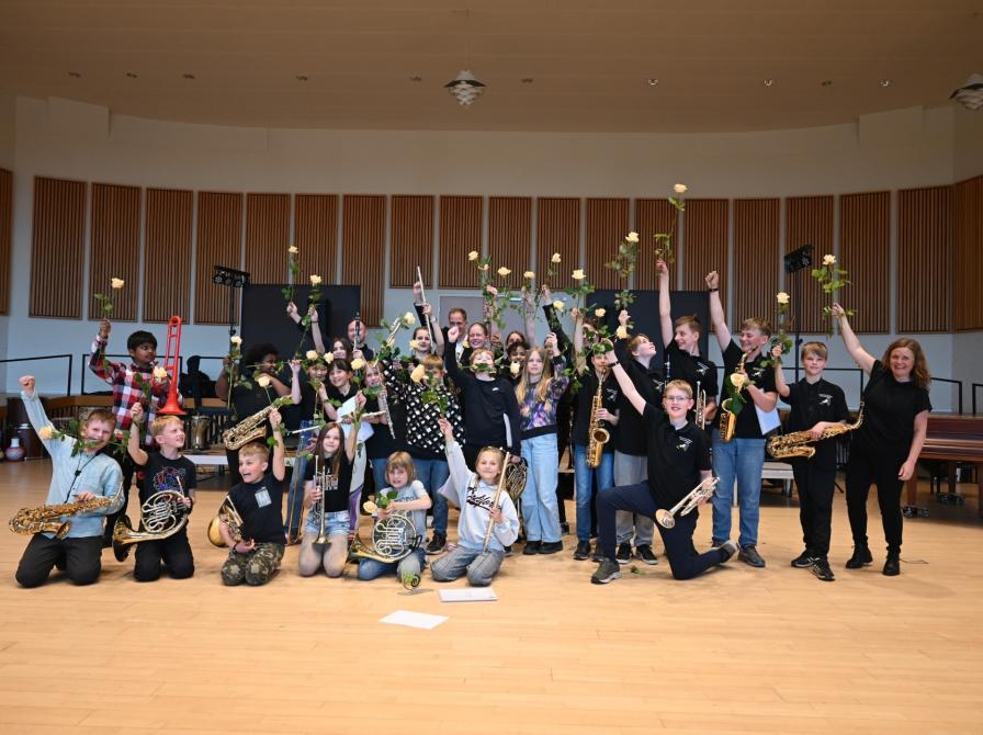 Et orkester med børn der står samlet. 